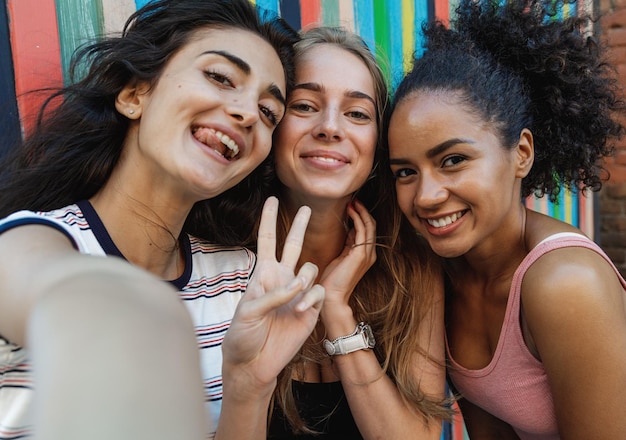 Foto retrato de jovens amigos sorridentes