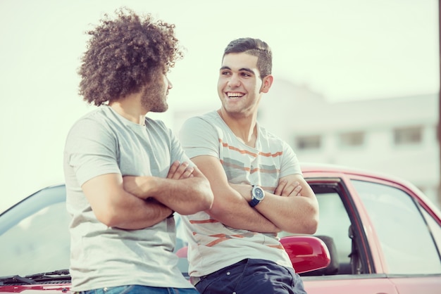 Foto retrato de jovens caras atraentes com carro