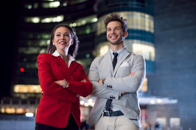 Retrato de jovens empresários à noite, empresário e empresária juntos