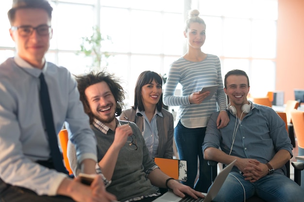 Retrato de jovens empresários discutindo plano de negócios no escritório