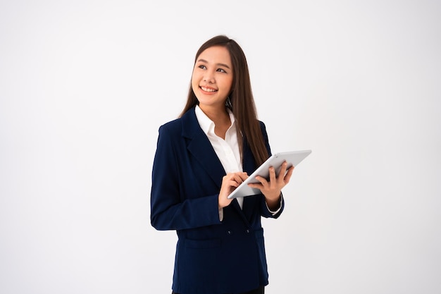Retrato de jovens felizes e atenciosas mulheres asiáticas pensando em novas ideias e segurando um tablet em fundo branco isolado Conceito de marketing publicitário e colocação de produtos