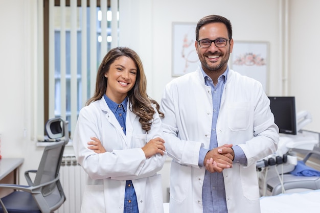 Retrato de jovens médicos sorridentes juntos Retrato da equipe médica dentro do hospital moderno sorrindo para a câmera