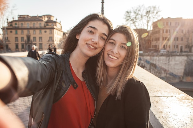 Retrato de jovens sorridentes na cidade