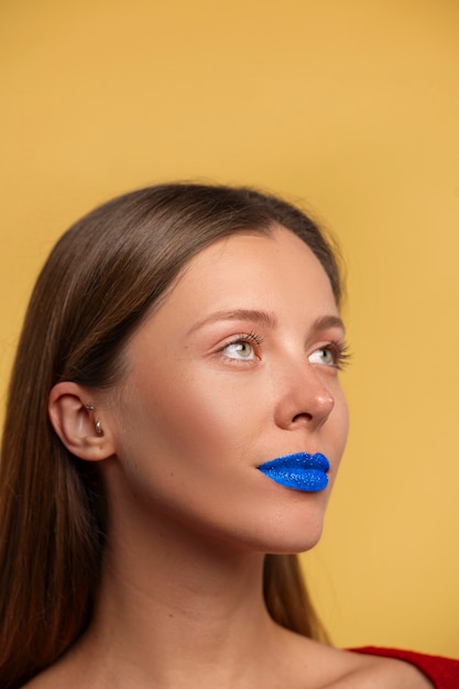 Retrato de lábios azuis brilhantes com espaço de cópia
