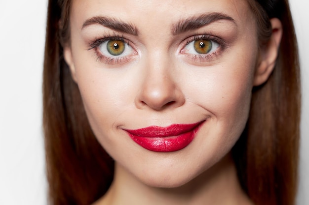 Retrato de lábios vermelhos de mulher sorrindo rosto closeup