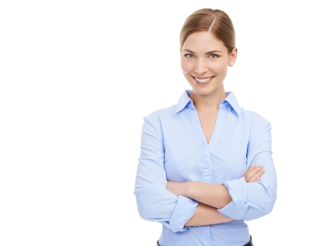 Retrato de liderança e mulher de negócios com os braços cruzados no estúdio em fundo branco simulam chefe de rosto e sorriso de mulher feliz, confiante e orgulhosa do Canadá com visão e mentalidade de sucesso