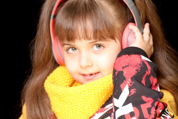 Foto retrato de linda garota ouvindo música