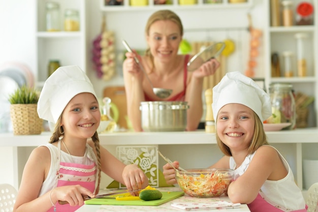 Retrato de linda mãe e filha cozinhar