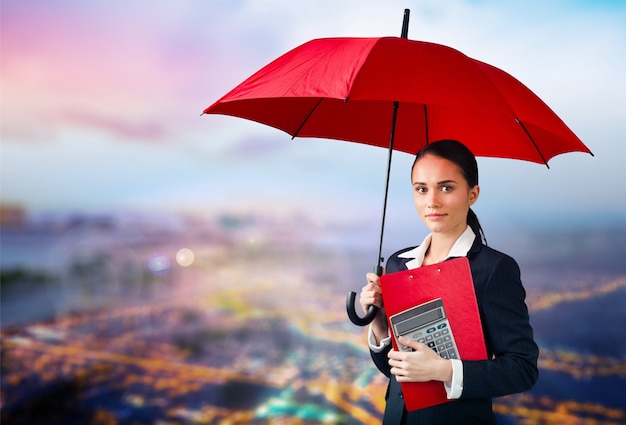 Retrato de linda mulher de negócios com guarda-chuva, isolado.