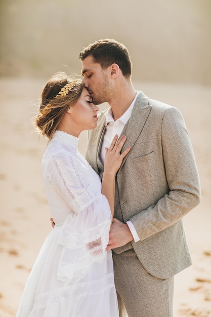 Retrato de lindo jovem casal de noivos na praia