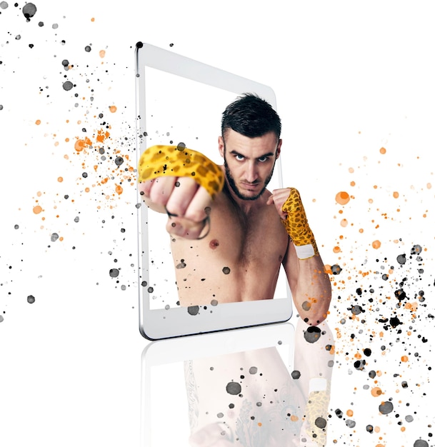 Retrato de luta e um homem em um aplicativo de telefone para treinamento ajudam a apoiar e socar em um fundo branco Concentre-se em fitness e um lutador masculino com um soco para boxe cardio e esportes em um celular