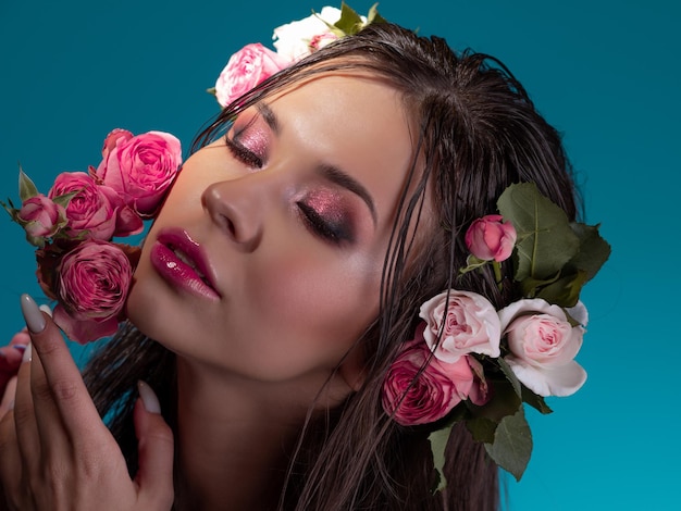 Retrato de luxo de uma bela jovem com rosas e maquiagem brilhante fresca estilo náutico ba ...