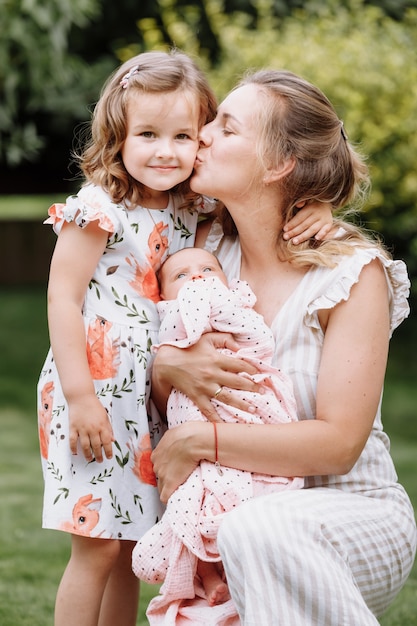 Foto retrato de mãe amorosa e dois filhos adoráveis