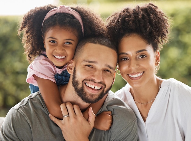 Retrato de mãe de família negra, pai e filha se divertindo e sorrindo Mãe e pai posando com a filha no parque ou jardim Amor em família e casal passando um tempo junto com seu filho