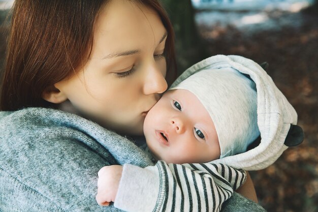 Retrato de mãe e bebê bebê recém-nascido dormindo nas mãos de sua mãe