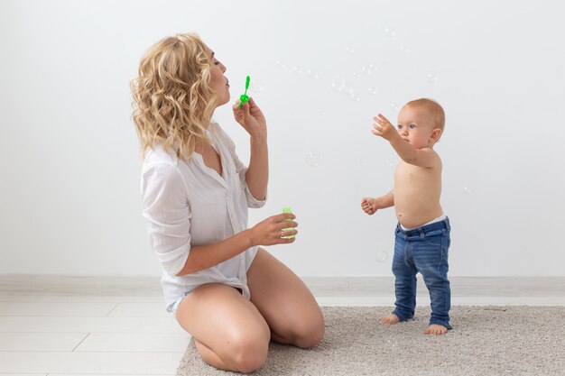 Retrato de mãe e bebê brincando e sorrindo em casa