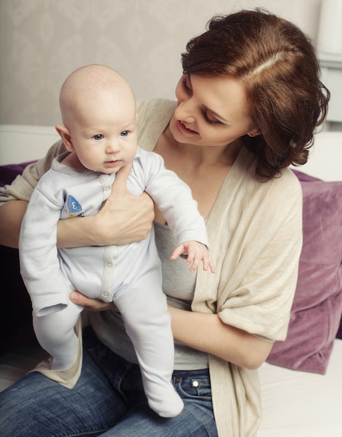 Retrato de mãe e bebê felizes