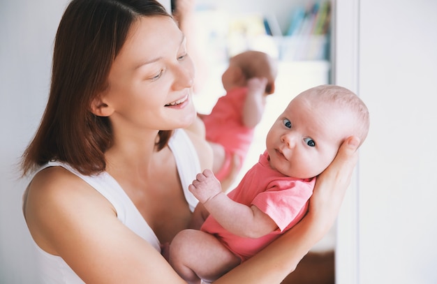 Retrato de mãe e bebê Linda mulher segurando uma criança bebê nos braços