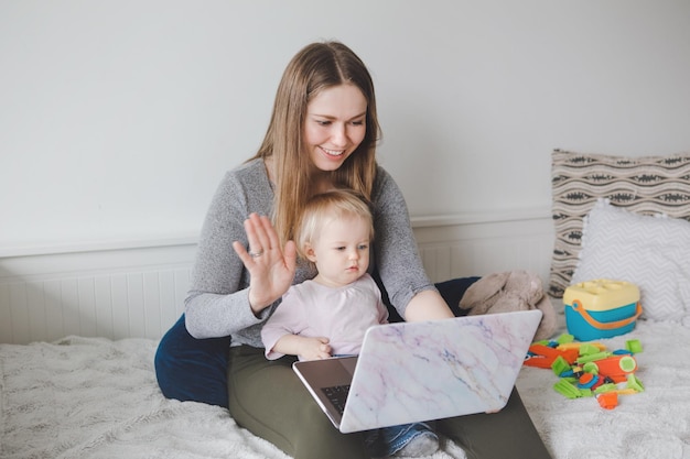 Retrato de mãe e bebê sentados em casa