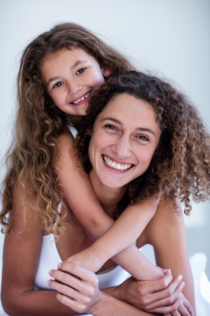 Retrato de mãe e filha abraçando