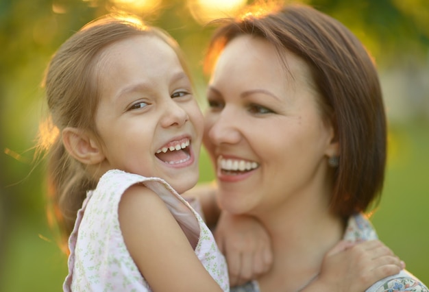 Foto retrato de mãe e filha ao ar livre ao pôr do sol