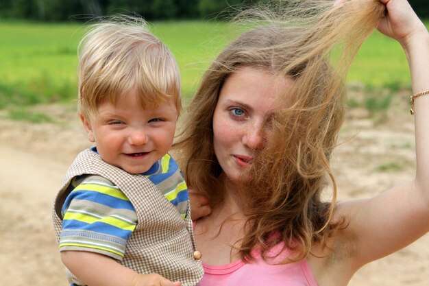 Retrato de mãe e filha ao ar livre