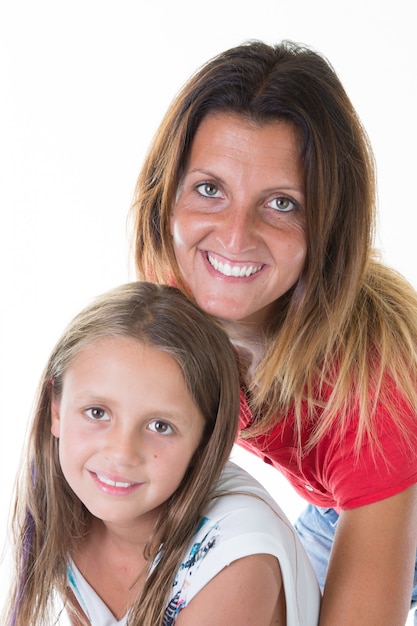 Retrato de mãe e filha de beleza em fundo branco