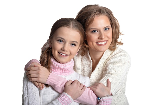 Retrato de mãe e filha felizes isolados no fundo branco