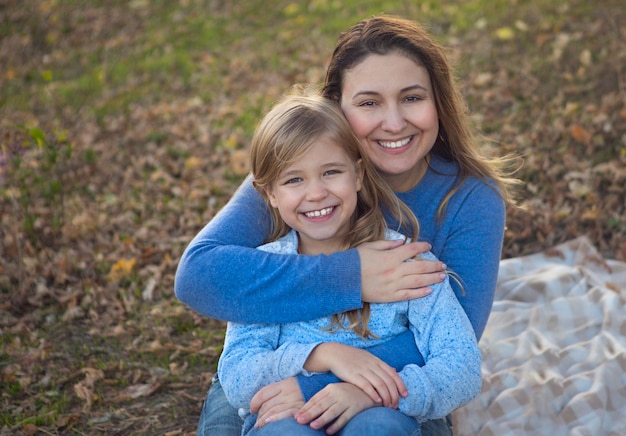 Foto retrato de mãe e filha felizes