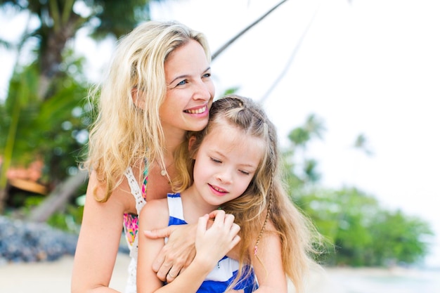 Retrato de mãe e filha felizes