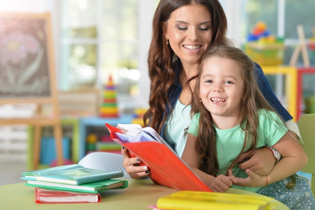 Retrato de mãe e filha lendo livros