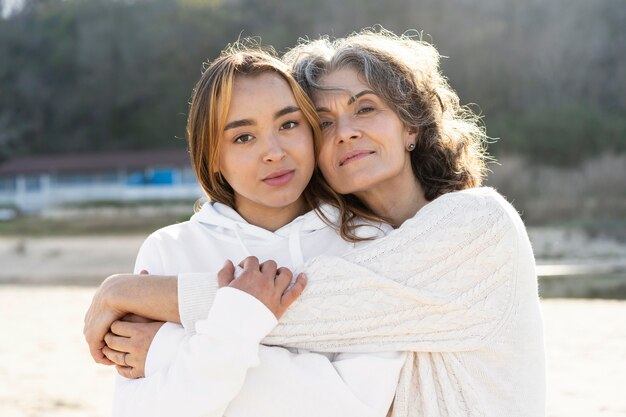 Retrato de mãe e filha na praia