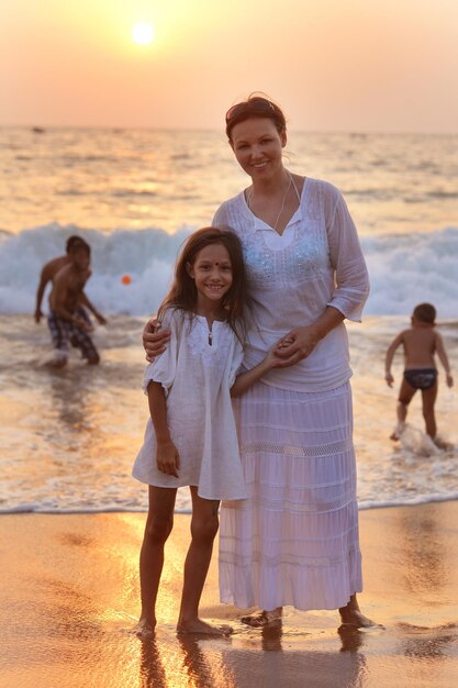 Retrato de mãe e filha na praia