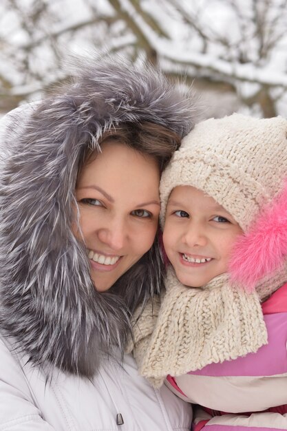 Retrato de mãe e filha no inverno