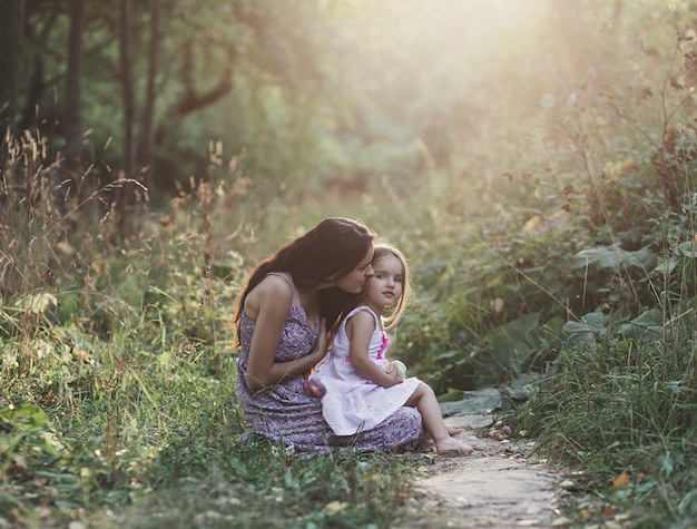 Retrato de mãe e filha no pôr do sol