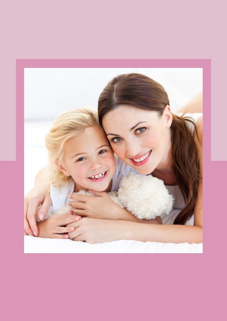 Retrato de mãe e filha sorrindo contra quadro de fundo rosa de tom duplo. conceito de design de plano de fundo do modelo de dia das mães