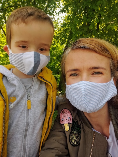 Foto retrato de mãe e filho ao ar livre