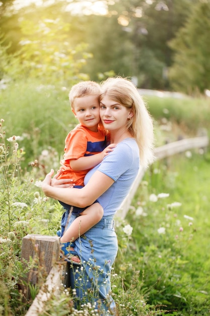 Retrato de mãe e filho de pé no parque