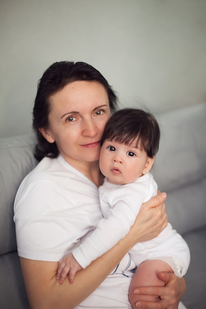 Foto retrato de mãe e filho em cinza