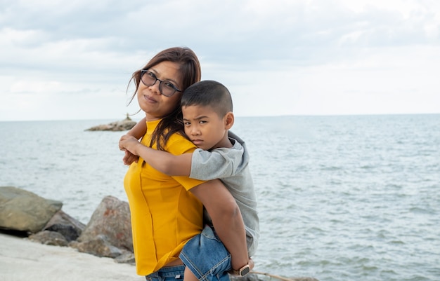 Retrato de mãe e filho em um fundo de mar