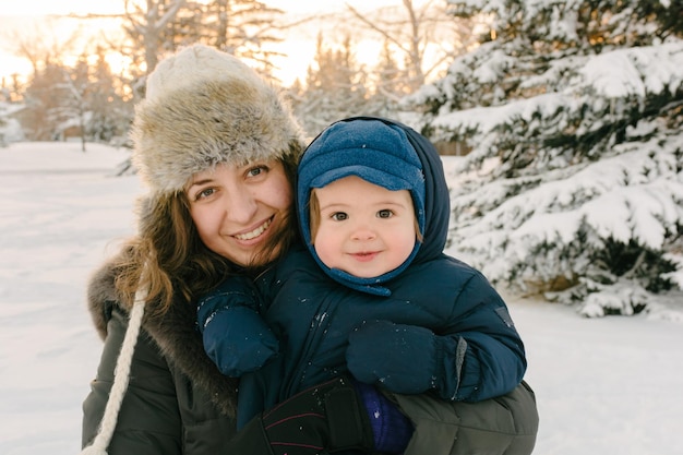 Retrato de mãe e filho no inverno