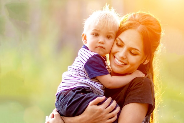 Retrato de mãe e filho pequeno