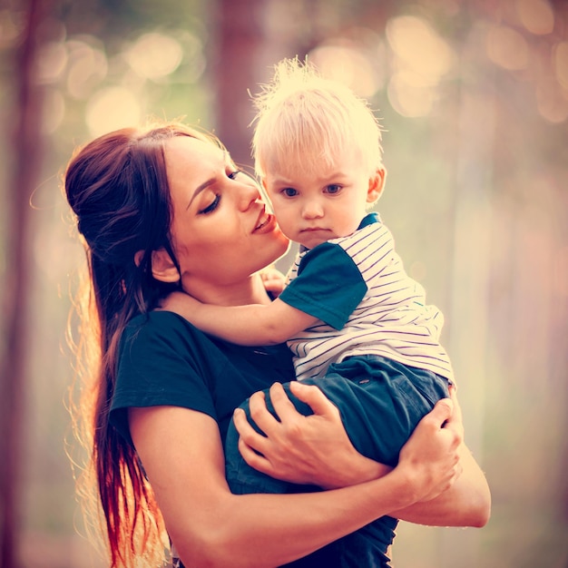 Retrato de mãe e filho pequeno