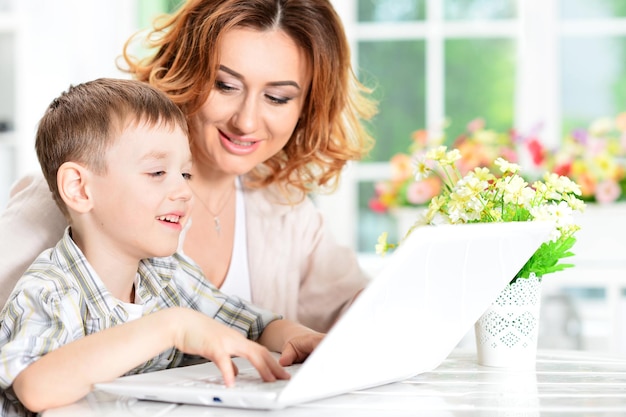 Retrato de mãe e filho usando laptop juntos