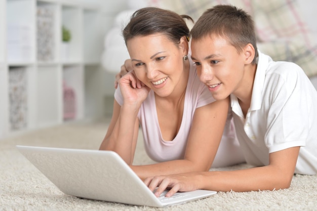 Retrato de mãe e filho usando laptop