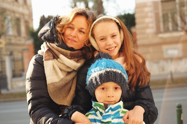 Retrato de mãe e filhos