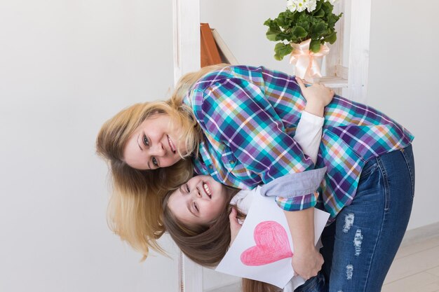 Foto retrato de mãe e menina em casa