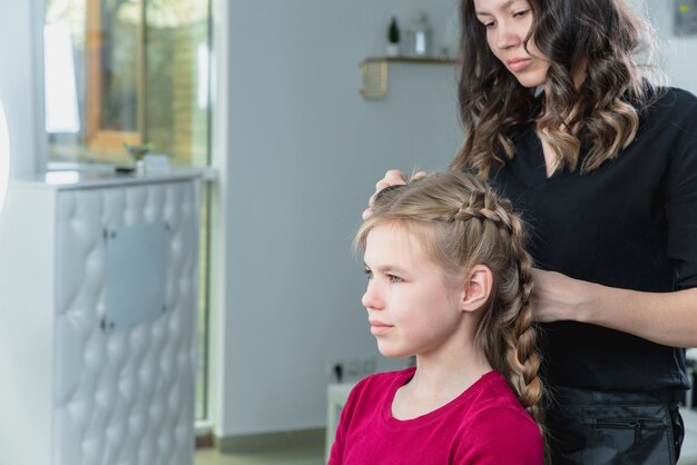 Retrato de mãe e menina olhando para a câmera
