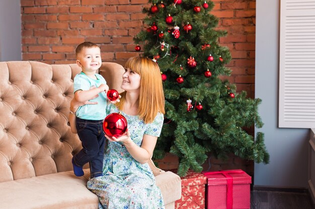 Retrato de mãe feliz e filho segurando bugiganga