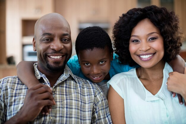 Retrato de mãe, pai e filho na sala de estar